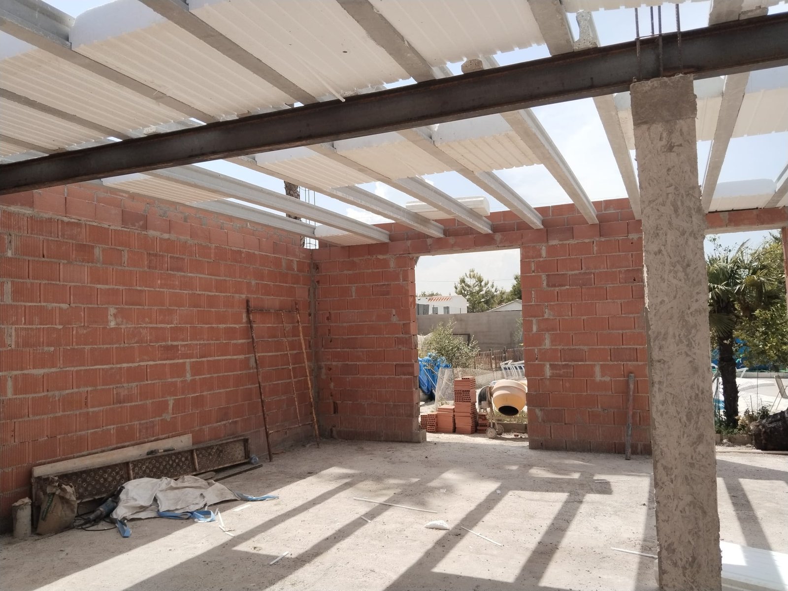 Ejecución de estructura y cubierta en vivienda residencial
