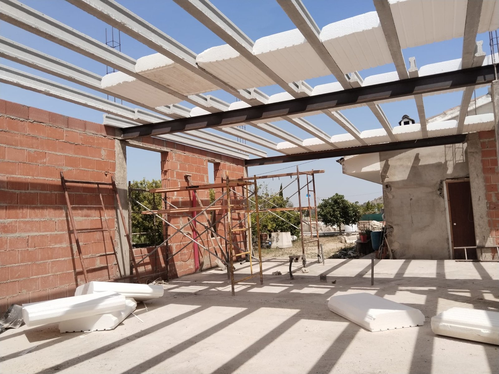 Ejecución de estructura y cubierta en vivienda residencial
