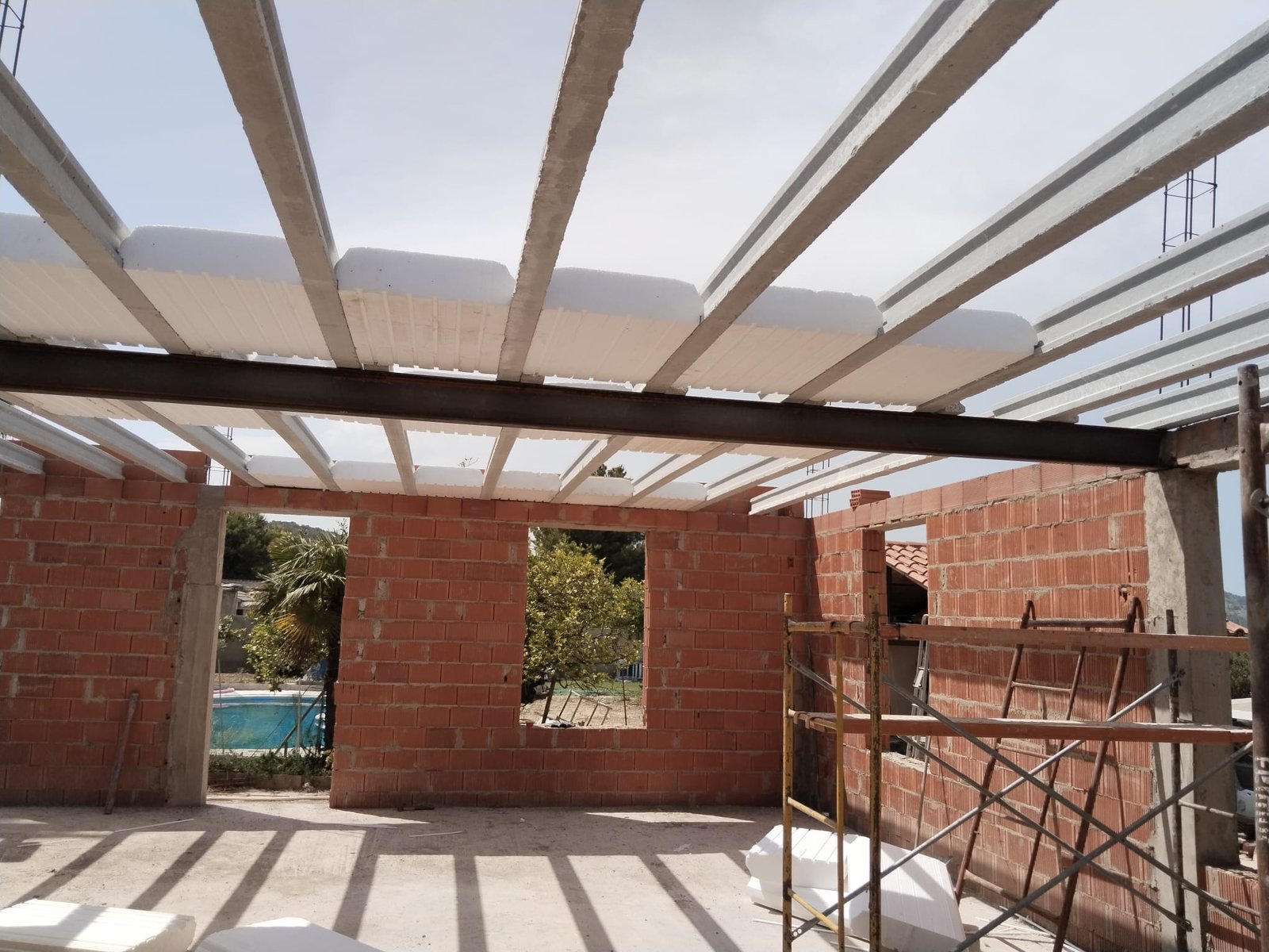 Ejecución de estructura y cubierta en vivienda residencial