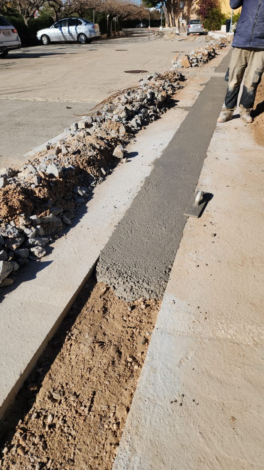 Ejecución de zanja para canalización de instalaciones en zona exterior