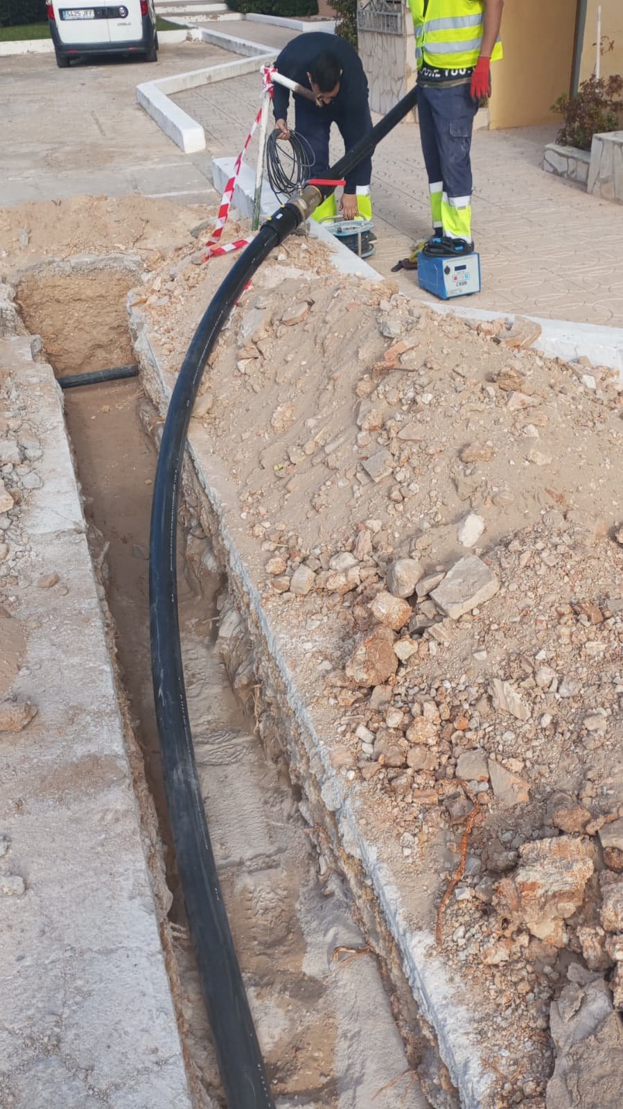 Ejecución de zanja para canalización de instalaciones en zona exterior