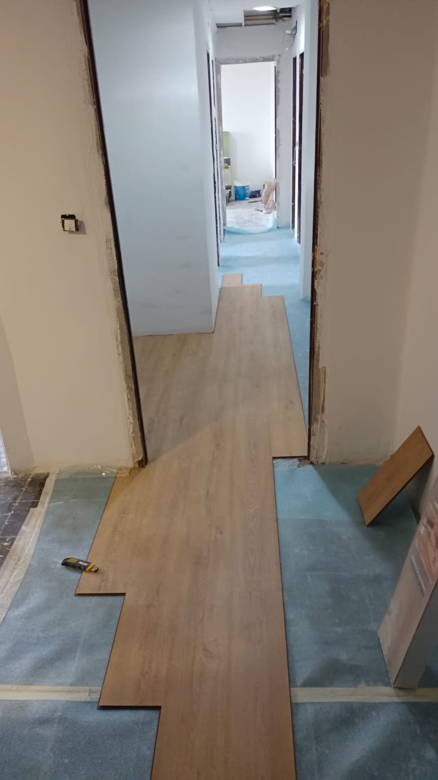 Instalación de suelo laminado en vivienda – Acabado efecto madera natural