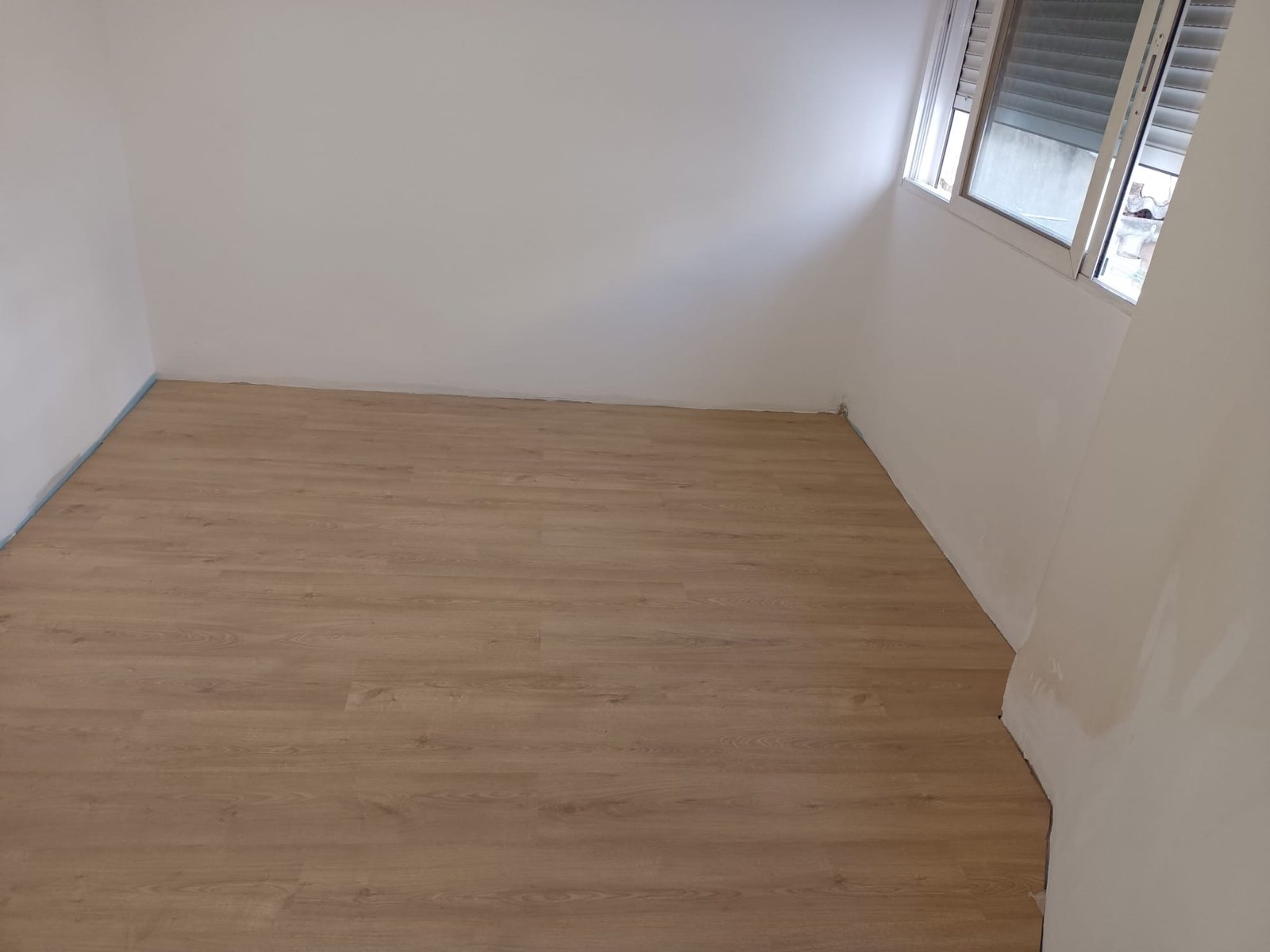 Instalación de suelo laminado en vivienda – Acabado efecto madera natural