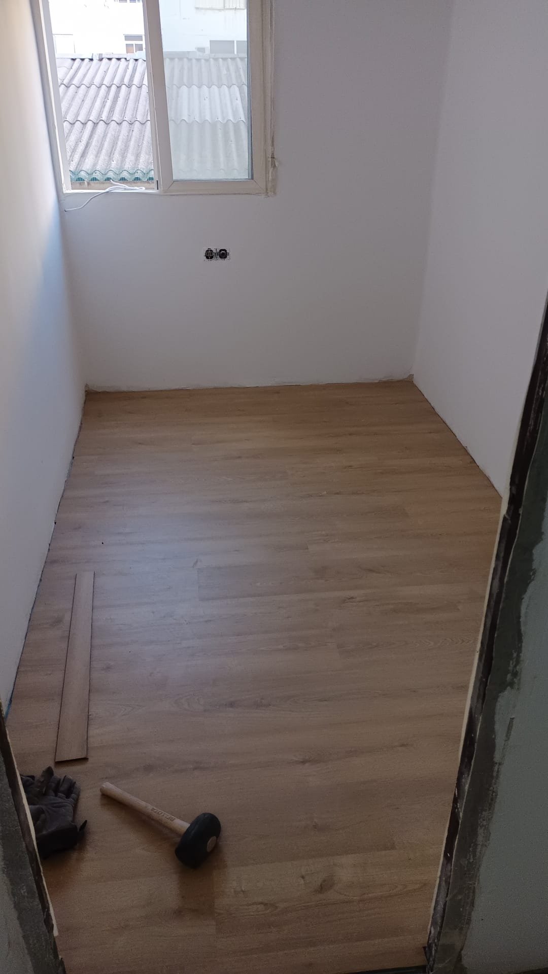 Instalación de suelo laminado en vivienda – Acabado efecto madera natural